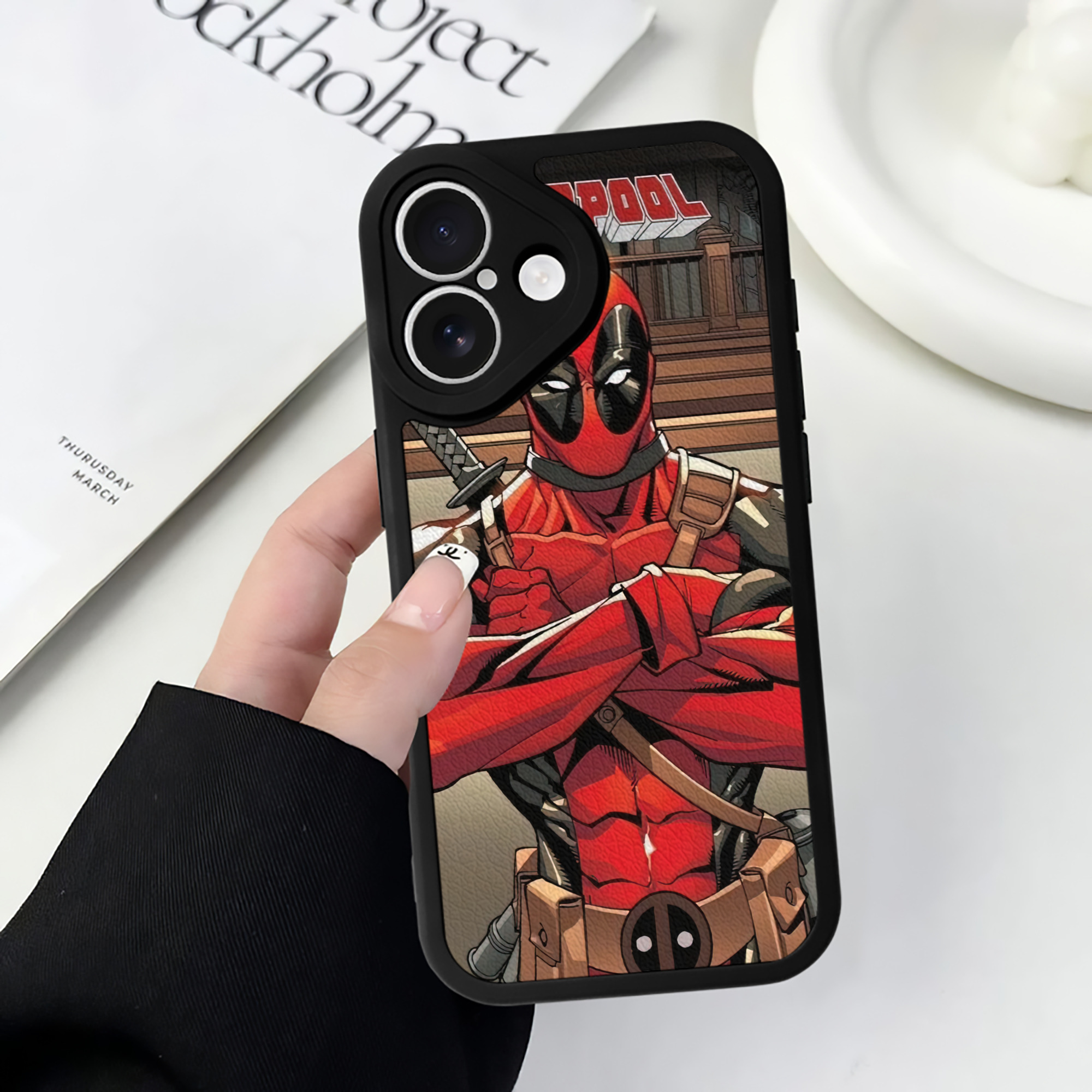 （画像用） Deadpool デッドプール 【iPhone 16シリーズ対応】シリコンスマホケース（レザー調） 材質：シリコン
